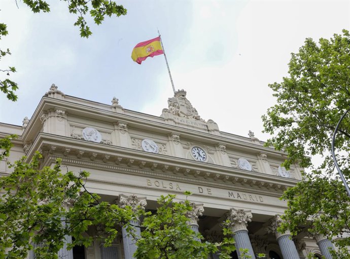 Archivo - Edificio del Palacio de la Bolsa, a 22 de abril de 2022, en Madrid (España). El Ibex 25 ha iniciado la sesión de este viernes con una caída del 1,34%, lo que le ha llevado a situarse en los 8.696, 9 enteros. La caída se ha producido tras los c