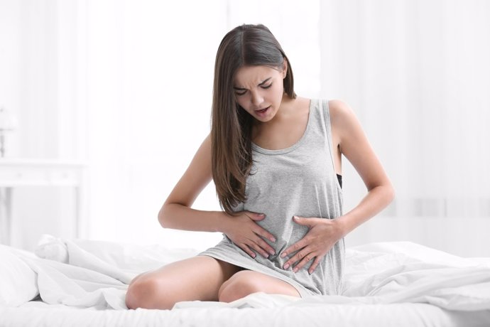 Mujer con dolor por endometriosis