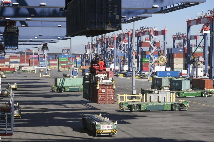 Imagen de archivo de varias grúas en un puerto de California, EEUU.