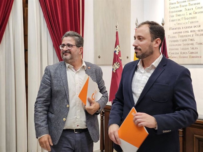 El vicealcalde y concejal de Turismo del Ayuntamiento de Lorca, Francisco Morales, a la derecha durante la comparecencia