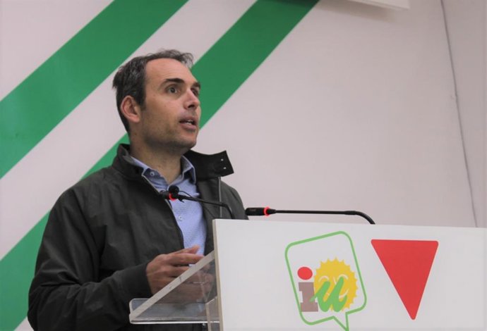 El coordinador de IU Andalucía, Toni Valero, en rueda de prensa en Málaga