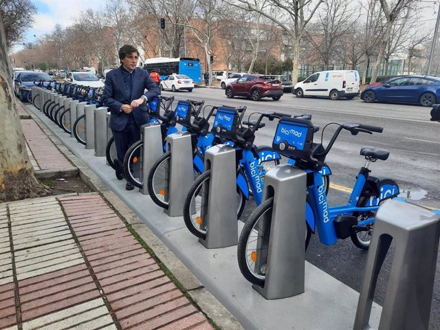 El alcalde, José Luis Martínez-Almeida, en una nueva estación de bicimad.