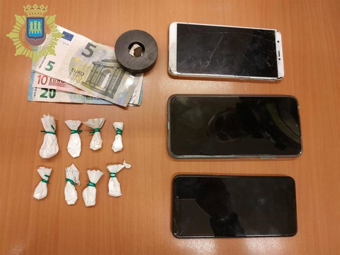 Objetos de los que se incautó la Policía Local que llevaba el detenido por conducir bajo efectos de diferentes sustancias