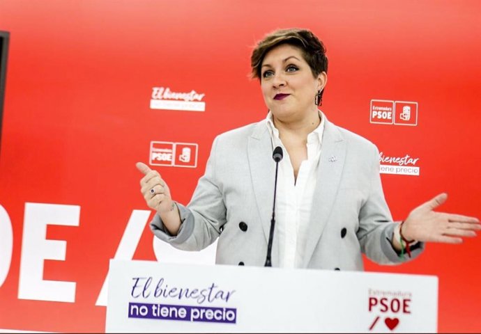 La portavoz del PSOE de Extremadura, Soraya Vega, ofrece una rueda de prensa