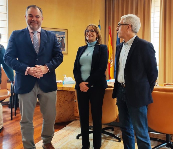 El presidente de la Cámara de Oviedo, Carlos Paniceres, la portavoz parlamentaria de IU,  Ángela Vallina y el candidato de IU a la alcaldía de Oviedo, Gaspar Llamazares.