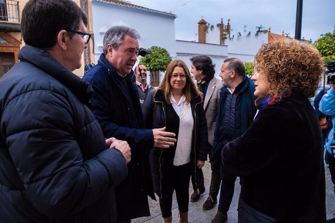 El secretario general del PSOE-A, Juan Espadas, en una visita a La Puebla de Guzmán (Huelva).