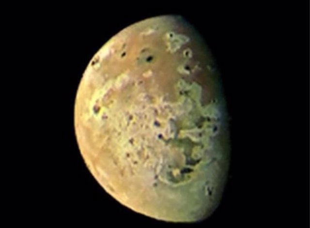 Imagen de la luna joviana Io tomada el 1 de marzo de 2023 por la nave Juno de la NASA
