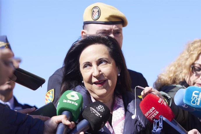 La ministra de Defensa, Margarita Robles, atiende a los medios de comunicación en una imagen de archivo.