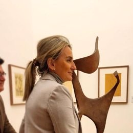 La alcaldesa de Toledo, Milagros Tolón, en la inauguración de la exposición de Alberto Sánchez.