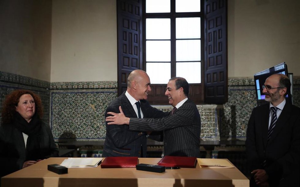 El alcalde de Sevilla, Antonio Muñoz, con el rector de la Universidad de Sevilla, Miguel Ángel Castro, en la firma del acuerdo.