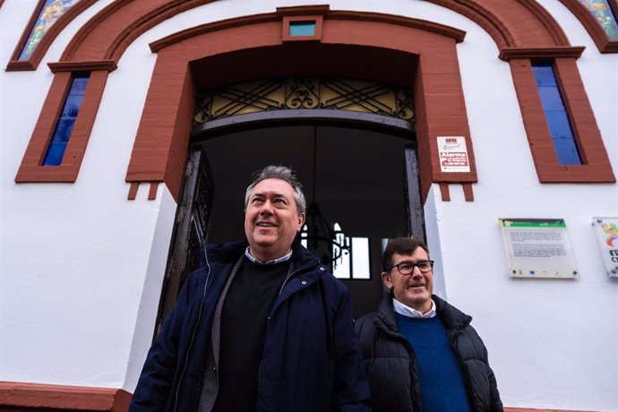 El secretario general del PSOE-A, Juan Espadas (i), en una visita a La Puebla de Guzmán (Huelva).