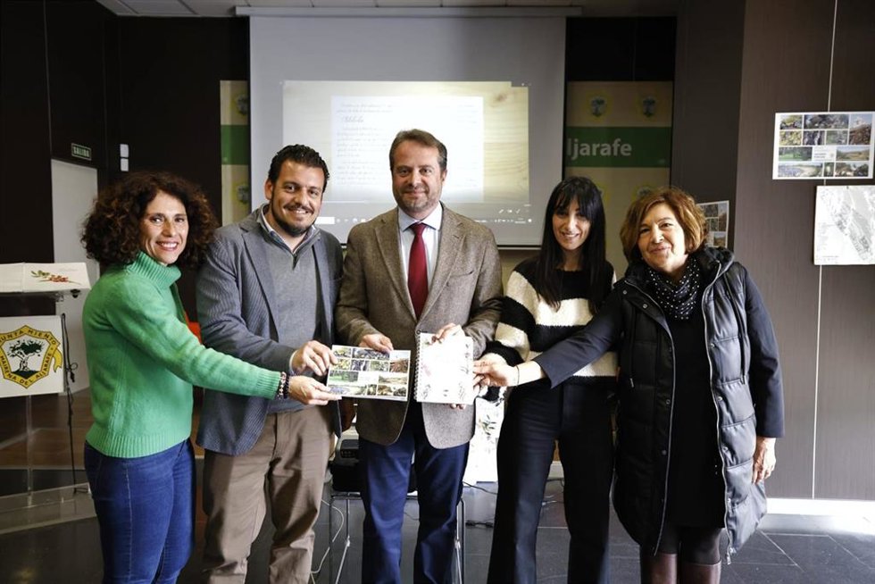 El alcalde de Mairena del Aljarafe, Antonio Conde, en el centro de la imagen, en la presentación de las dos nuevas guías sobre el parque periurbano Porzuna.