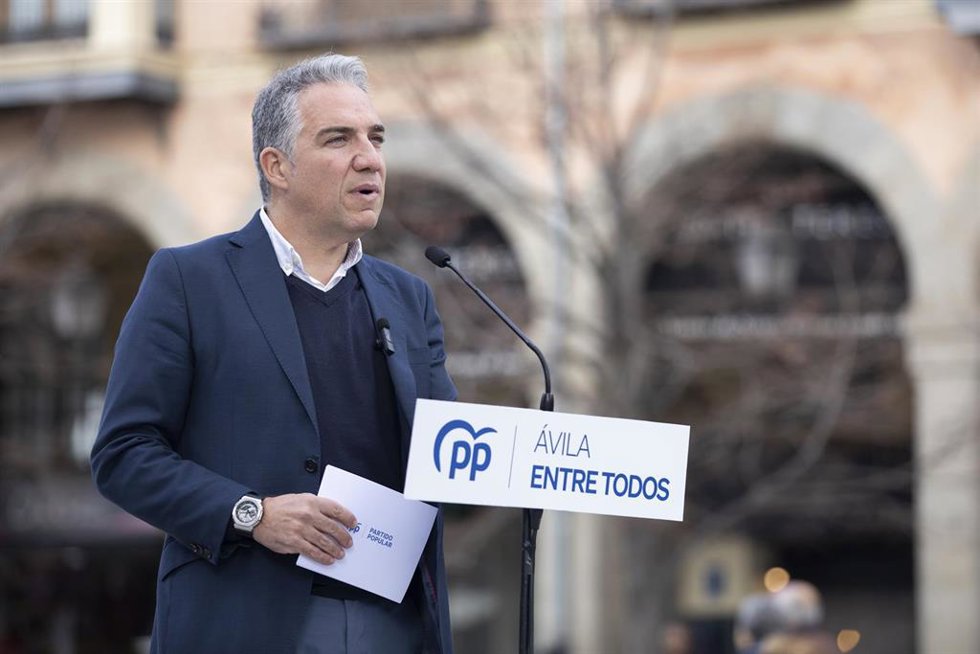 El coordinador general del Partido Popular, Elías Bendodo, interviene durante un acto de muestra de apoyo a la candidata del PP a la alcaldía de Ávila, Alicia García, en la plaza de Santa Teresa.