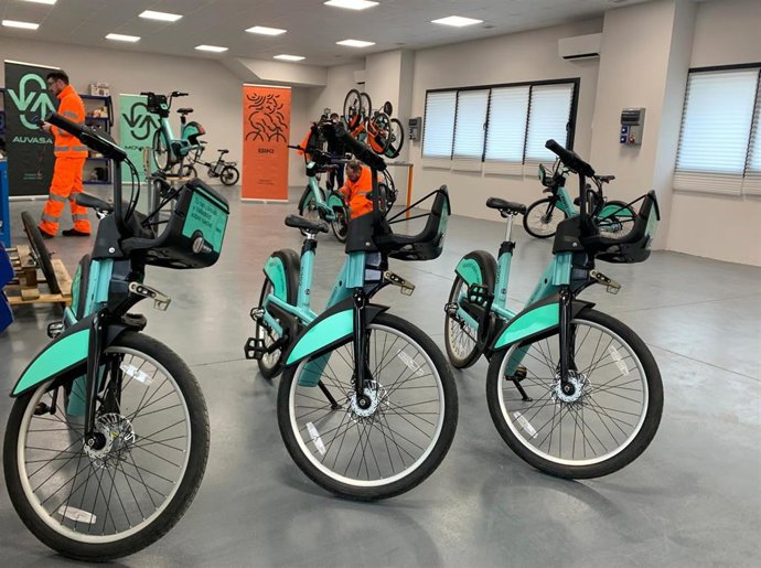 Bicicletas eléctricas de Biki en el taller habilitado en la nueva nave del servicio.