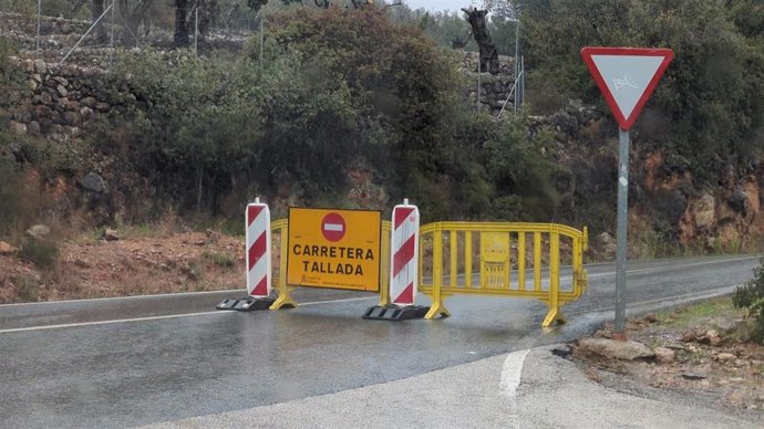 Carretera cortada en la Serra de Tramuntana por acumulación de nieve.
