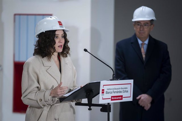 Isabel Díaz Ayuso durante su visita a las obras del IES Blanca Fernández Ochoa, junto al vicepresidente y consejero de Educación y Universirdads, Enrique Ossorio