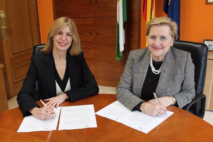 María Fernández y Blanca Fernández-Capel firman el acuerdo de colaboración entre Amgen y la EASP