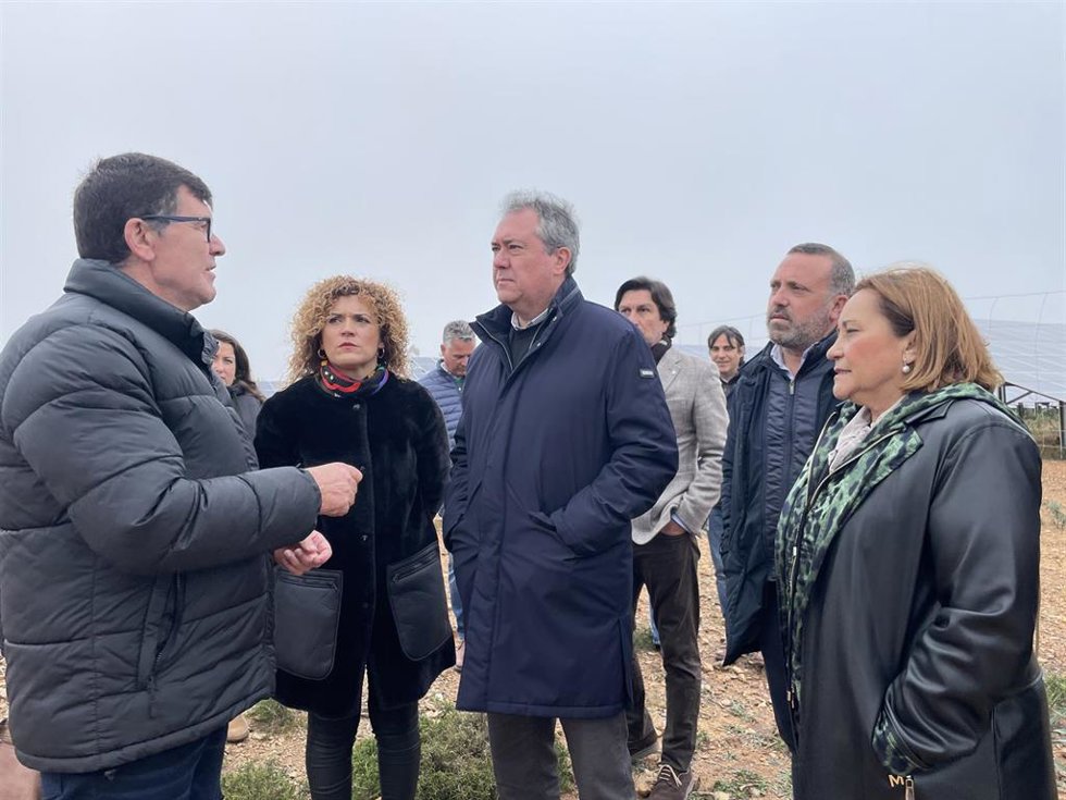 El secretario general del PSOE-A, Juan Espadas, en su visita a Puebla de Guzmán acompañado por socialistas onubenses.