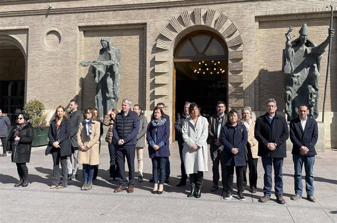 Minuto de silencio convocado por el Ayuntamiento de Zaragoza.