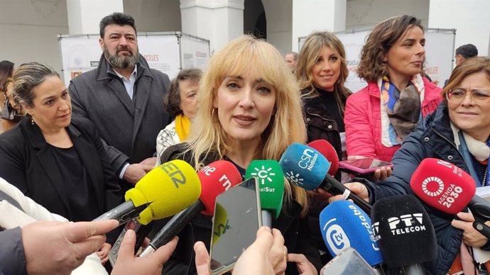 Carmen Castilla atiende a los periodistas en la Diputación de Córdoba.