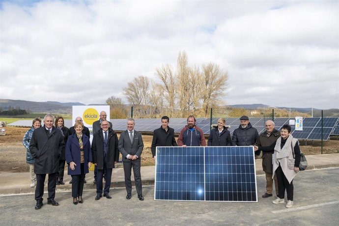 El Lehendakari, acompañado de la Consejera Arantxa Tapia, ha visitado esta mañana las obras de Ekiola Mendialdea (Araba) -el primero de Euskadi- ubicado en el municipio de Maeztu.
