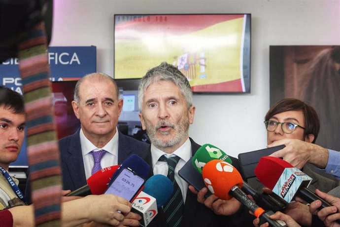 El ministro de Interior, Fernando Grande-Marlaska, atiende a los medios junto a los directores de la Policía, Francisco Pardo, y de la Guardia Civil, María Gámez