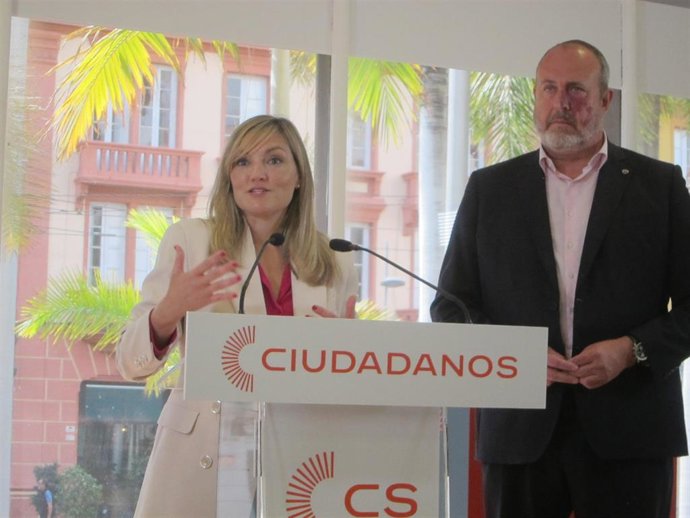 La portavoz nacional de Ciudadanos, Patricia Guasp, y el candidato a la Presidencia del Cabildo, Enrique Arriaga