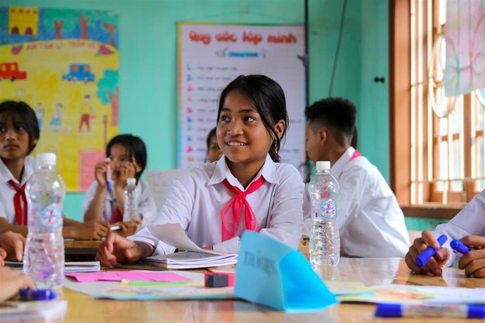 Archivo - Una niña en una escuela de Viernam.