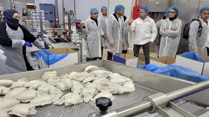 El consejero Antonio Luengo, durante su visita a las instalaciones de la empresa de pescado congelado New Concisa en Cieza.