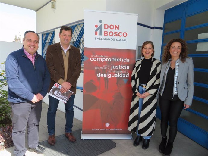 El delegado de Empleo, Empresa y Trabajo Autónomo de la Junta en Huelva, Alberto Santana, en su visita a la Fundación Don Bosco.