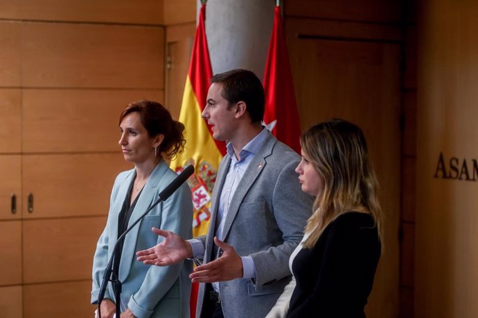 Archivo - (I-D) El secretario general del PSOE madrileño, Juan Lobato; la portavoz de Más Madrid en la Asamblea de Madrid, Mónica García, la portavoz adjunta de Unidas Podemos en la Asamblea de Madrid, Alejandra Jacinto, comunican el registro de la peti