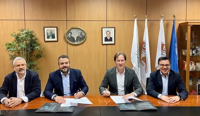 El president i conseller delegat de Grupo Borges, David Prats, i el director territorial de Cajamar a Catalunya, Martín Tomás, signen un conveni per fomentar el cultiu de festuc i ametller.
