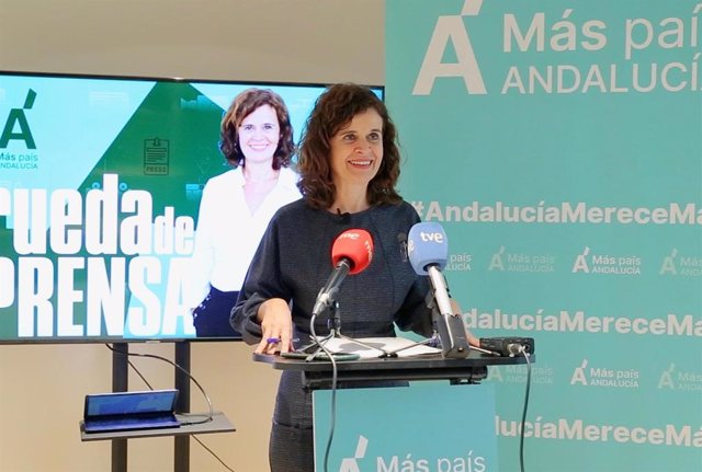 La presidenta de Más País Andalucía y portavoz parlamentaria adjunta de Por Andalucía, Esperanza Gómez, este lunes en rueda de prensa.
