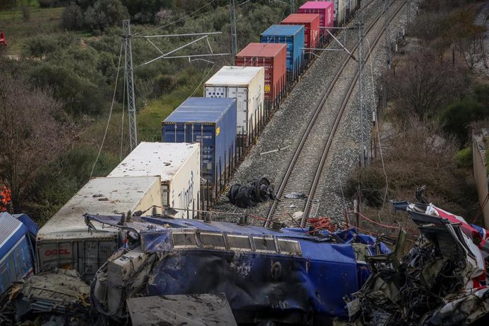 Trenes dañados tras un choque frontal de dos convoyes en Grecia