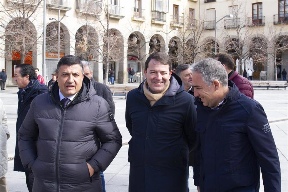(I-D) El presidente del PP de Ávila, Carlos García; el presidente de la Junta, Alfonso Fernández Mañueco, y el coordinador general del P, Elías Bendodo, a su llegada a un acto de muestra de apoyo a la candidata de Ávila, Alicia García.