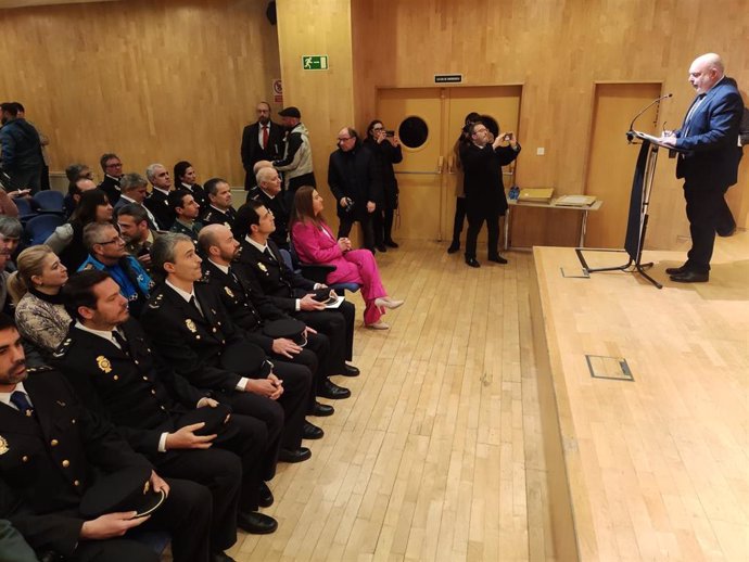 La delegada del Gobierno en Castilla y León, Virginia Barcones, preside la condecoración con ocho Medallas al Mérito de la Protección Civil en Soria.