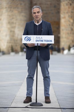 El coordinador general del Partido Popular, Elías Bendodo, interviene durante un acto de muestra de apoyo a la candidata del PP a la alcaldía de Ávila, Alicia García, en la plaza de Santa Teresa de Ávila