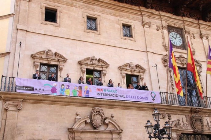 Archivo - Pancarta del 8M colgada en el Ayuntamiento de Palma