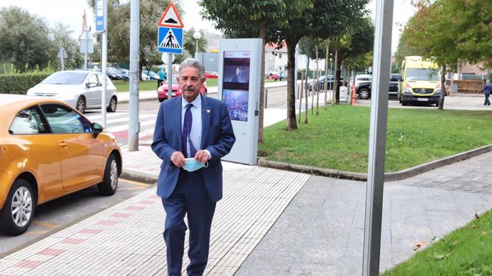 Archivo - Revilla llegando al Centro de Salud de Astillero para ponerse la cuarta dosis contra el coronavirus y la vacuna contra la gripe.