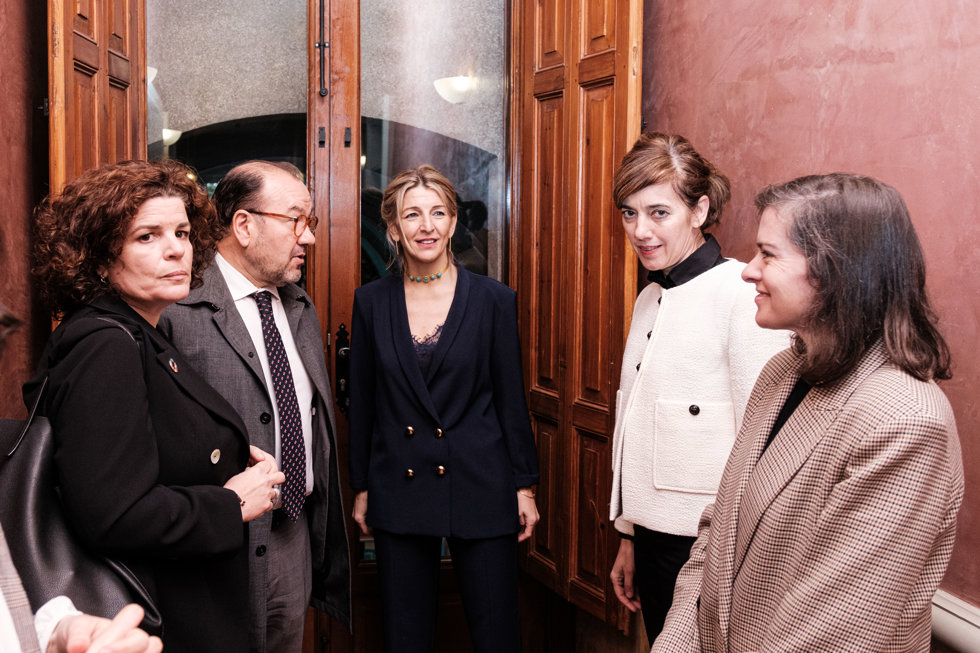 Yolanda Díaz junto a Marta Lois, entre otras personas