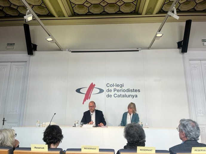 El decano del Collegi de Periodistes de Catalunya, Joan Maria Morros, y la diputada de Políticas de Igualdad de la Diputación de Barcelona, Alba Barnusell