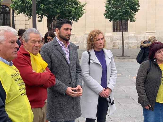Hornillo y Sánchez, números 1 y 2 de la confluencia de Podemos-IU de cara al 28M,  antes del encuentro con la Plataforma en Defensa de las Pensiones Publicas, en la Plaza Nueva.