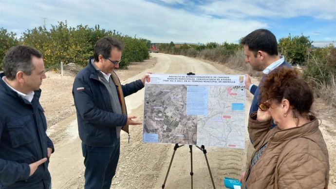 El director general del Agua, José Sandoval, y el alcalde de Abanilla, José Antonio Blanco, durante la visita a las obras.
