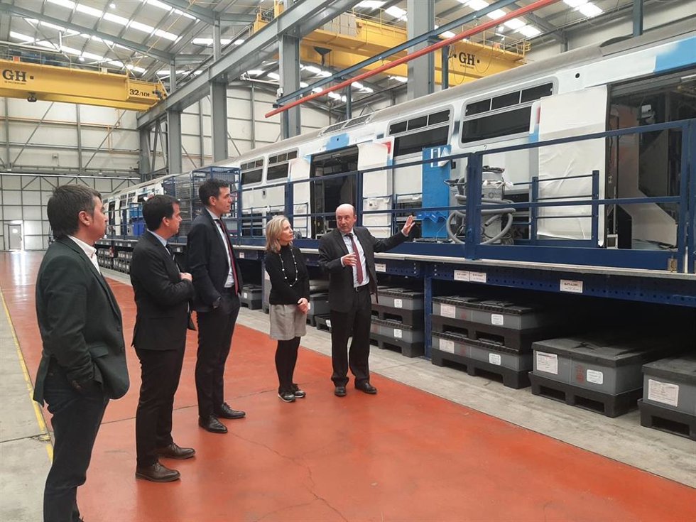 El consejero de Desarrollo Económico y Empresarial del Gobierno de Navarra, Mikel Irujo, y la directora de Política de Empresa, Proyección Internacional y Trabajo, Izaskun Goñi, visitan la planta de Trenasa en Castejón.