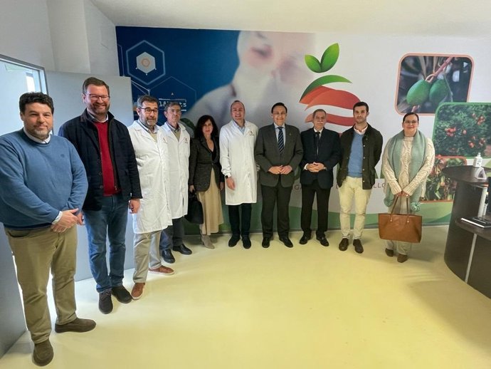 José Carlos Gómez Villamandos con Matilde Esteo y José Viso en una visita a las empresas de Palma del Río.