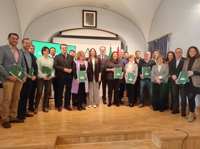Loles López (centro), con alcaldes y otras autoridades de Córdoba, en la entrega de las subvenciones de 'Andalucía +Accesible' y 'Corresponsables'.