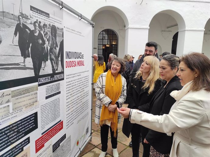 Autoridades en la inauguración de la exposición 'Historia y memoria con nombre de mujer'.