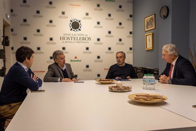 Miguel Ángel Aumesquet, portavoz y candidato de CS a la Alcaldía de Sevilla, primero por la derecha, reunido con miembros de la Asociación de Hostelería de Sevilla.