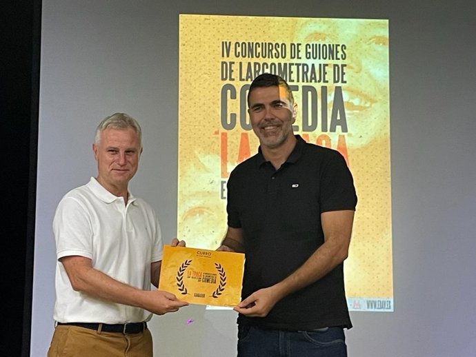 Salvador Torrent, alcalde de L'Eliana, hace entrega del premio a Raúl Mansilla, ganador de la cuarta edición de LA TRACA, en 2022.