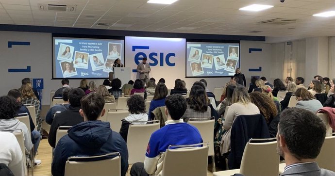 Evento IV Edición FMS Women Day en ESIC Sevilla con Rocío Tronay, presidenta de Foro Marketing Sevilla.